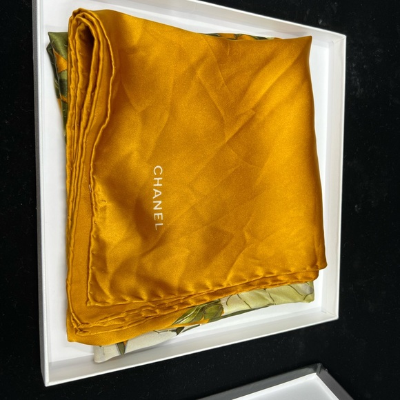 Holiday sale ! Chanel Silk Yellow scarf / White Floral Pattern 35 x 35 Vintage - Picture 2 of 7
